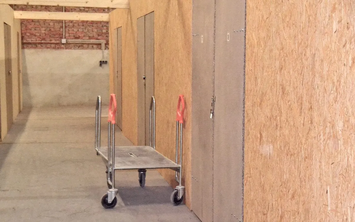 Gang zwischen den Lagerabteilen im Selfstorage-Center von Lager Hemmingen