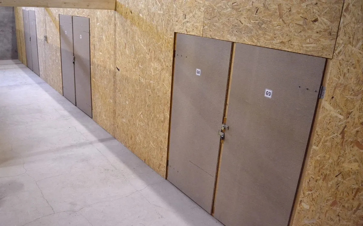 Ein Gang im Selfstorage-Center mit nummerierten, verschlossenen Lagerabteilen