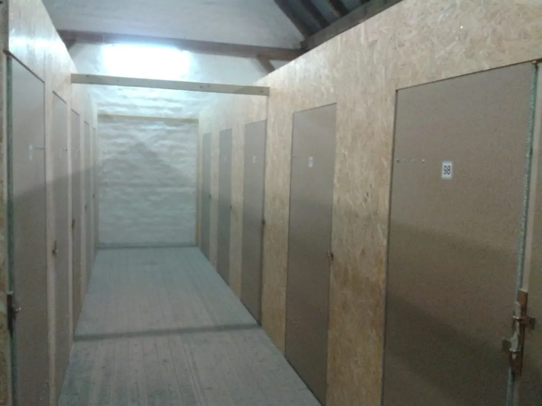 Blick in eine der großen Lagerhallen von Lager Hemmingen